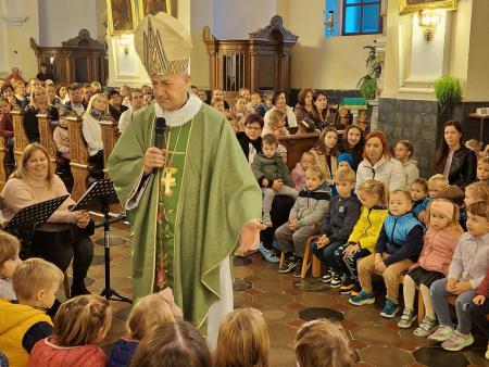 Škof msgr dr Anton Jamnik v pogovoru z otroci z vrtca_ki so ga navdušili tudi s petjem